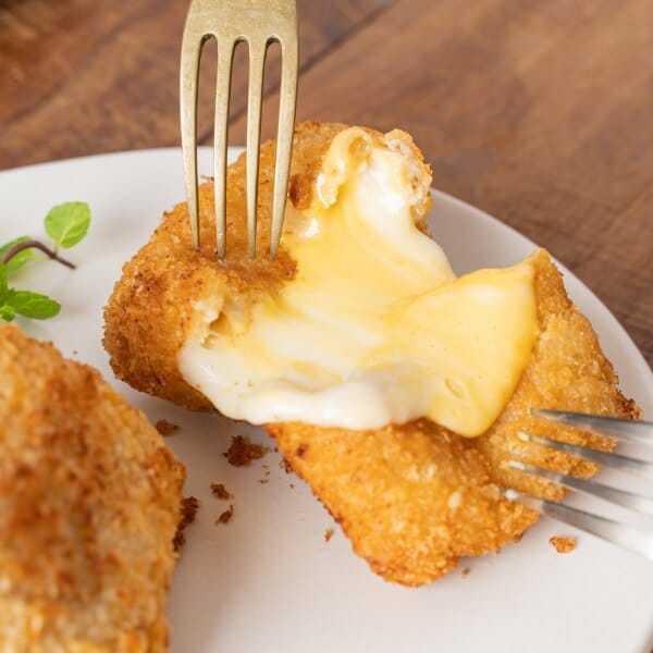 세 가지 치즈를 듬뿍 담은 트리플 치즈돈가스